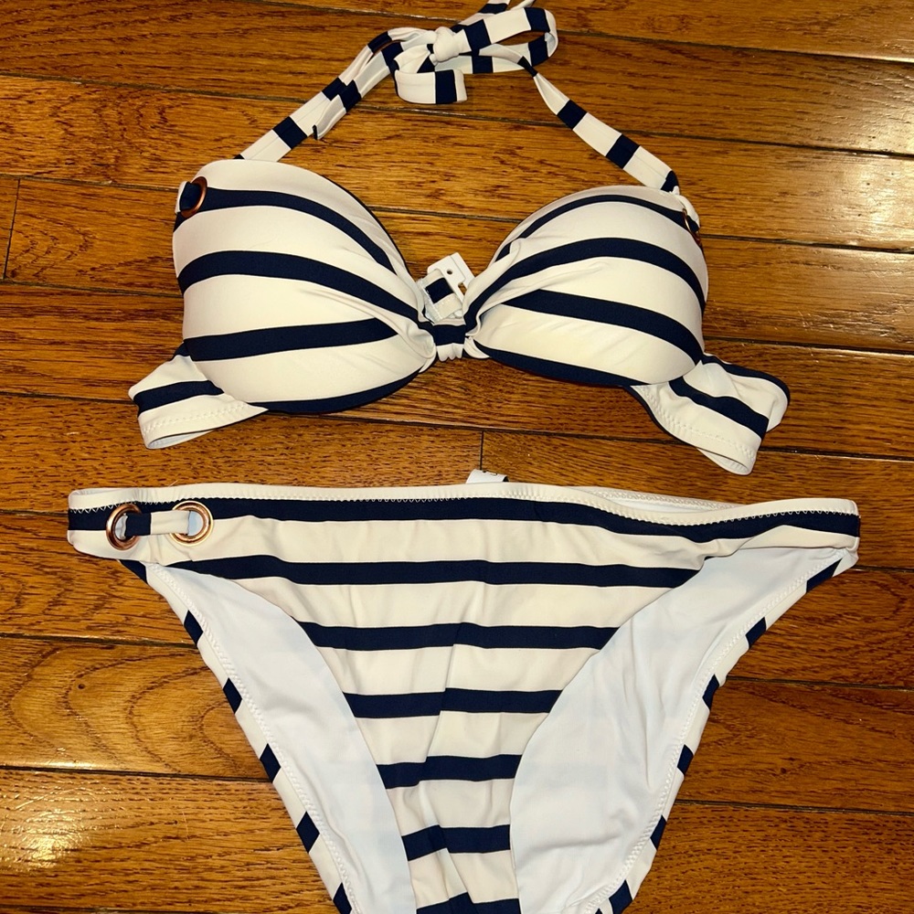 Beautiful bikini - Picture 2 of 10